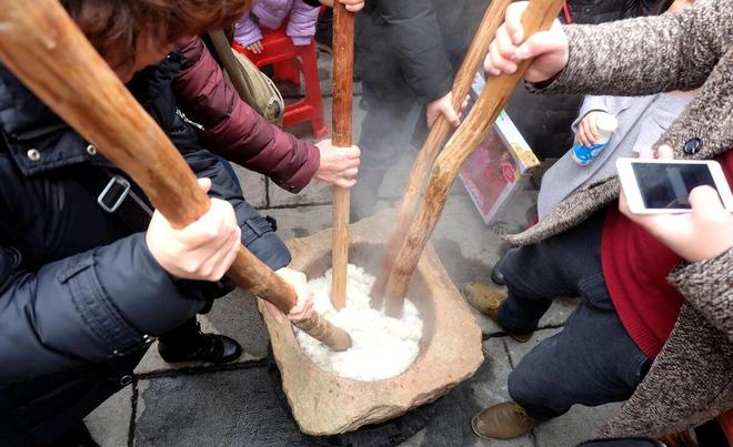 在除夕吃年糕的风俗有哪些民俗内涵？冰球突破豪华版手机版南方过年是否有(图4)