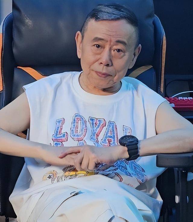 正师级待遇潘长江身上哪个标签是真的冰球突破游戏4个老婆全家移民享受(图6)